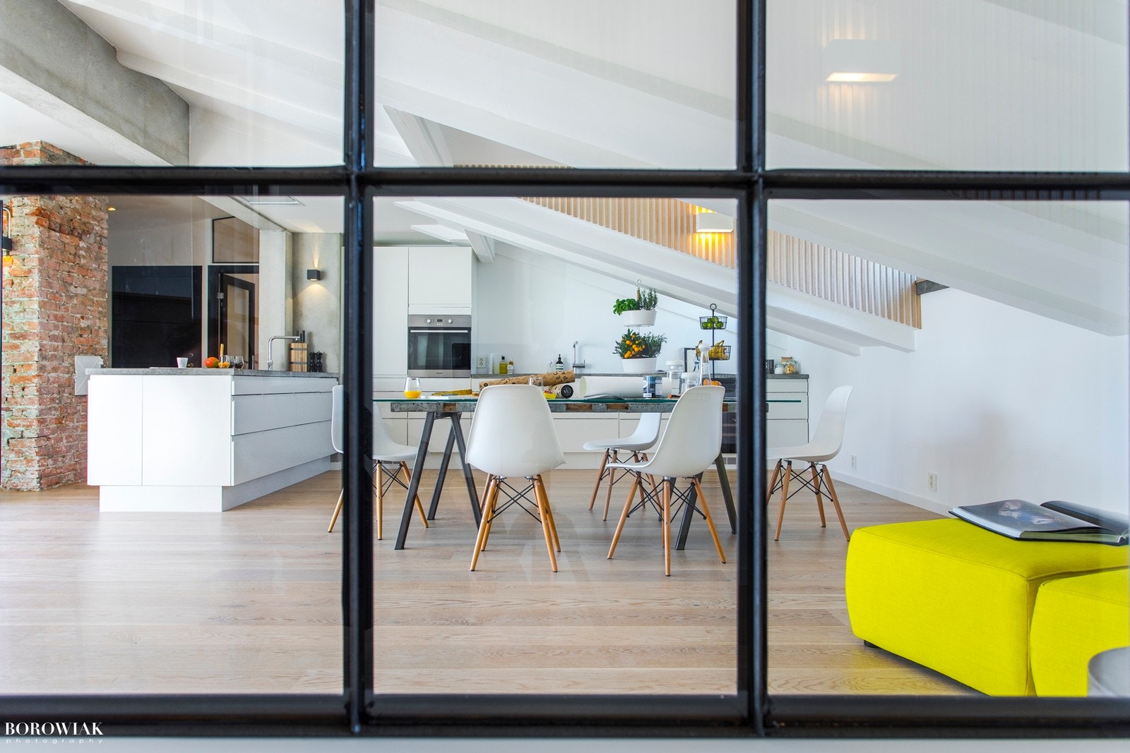 Kjøkken og spiseplass, sett gjennom glassvinduet på kontor/soverom Galleribilde