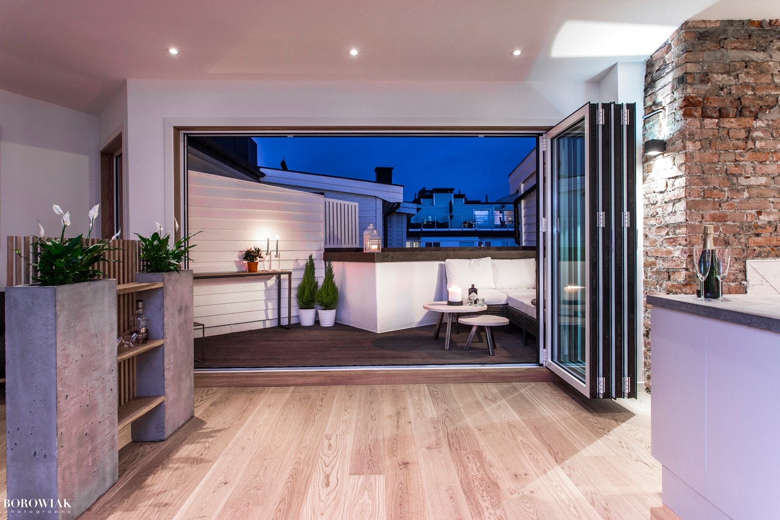 Den 10 kvm solrike terrassen er en fin forlengelse av rommet når foldedørene åpnes Galleribilde