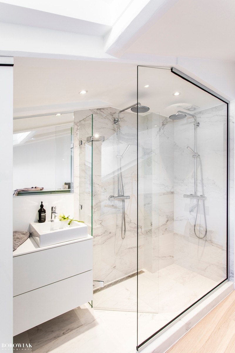 Delikat flislagt bad på hovedsoverommet med glassvegger inn mot dusj-sonen Galleribilde