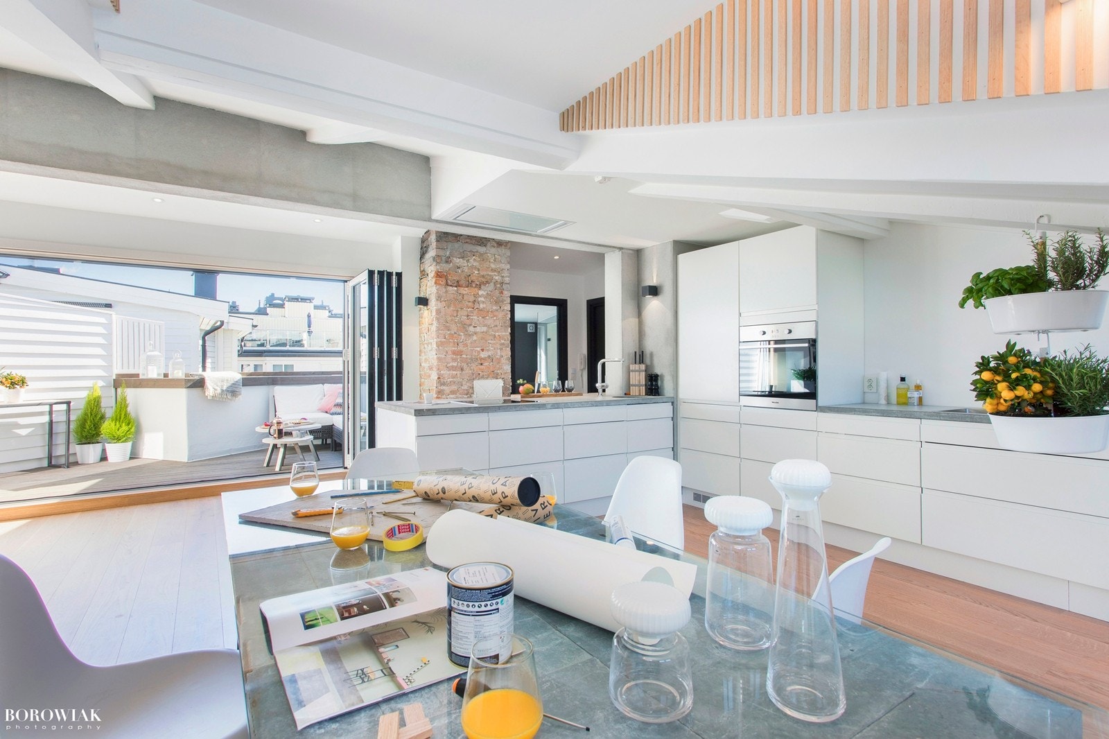 Delikat HTH hvitt kjøkken fra 2017 med slette grepfritt kjøkkeninnredning med Miele hvitevarer Galleribilde