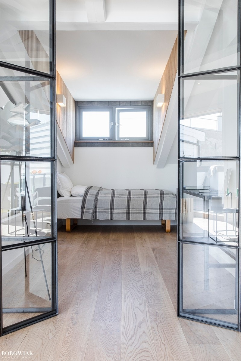 Forlengelse av stuen evt. soverom 3 eller kontor med rustikk, industrielle franske ståldører Galleribilde