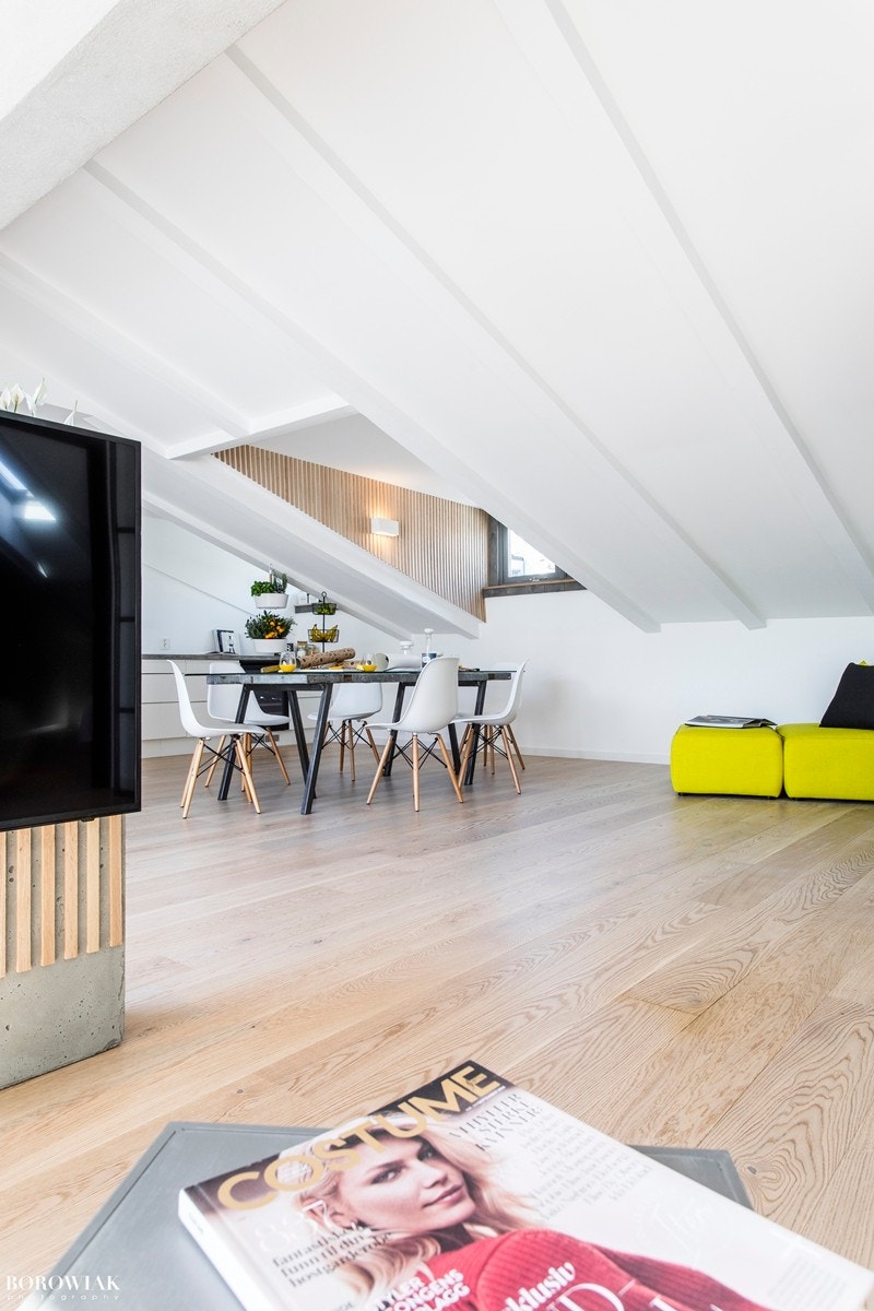 Meget lys og åpen stue med plass til sofagruppe og spisebord. Galleribilde