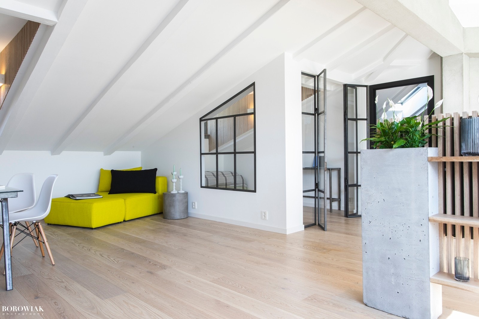 Meget lys og åpen stue med store vinduer som gir godt med naturlig lys. God plass til sofagruppe og spisebord. Galleribilde