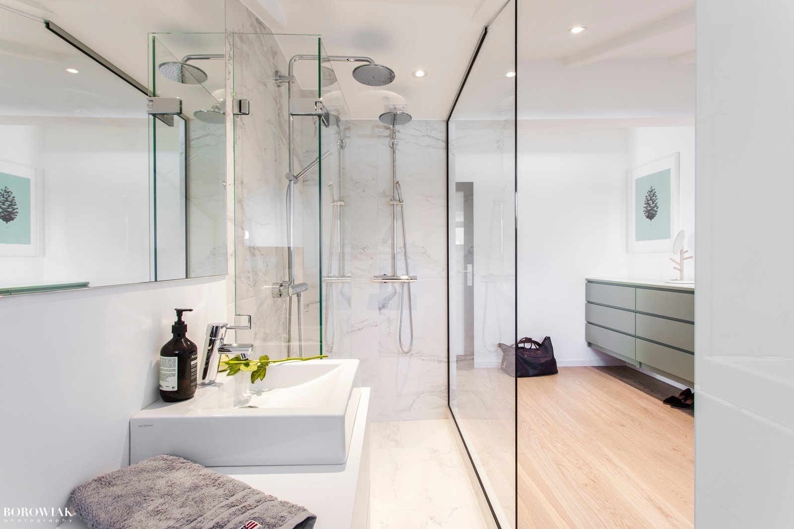 Delikat flislagt bad pusset opp i 2017 av Finn`s Bygg og Interiørservice AS med direkte adkomst fra hovedsoverom Galleribilde