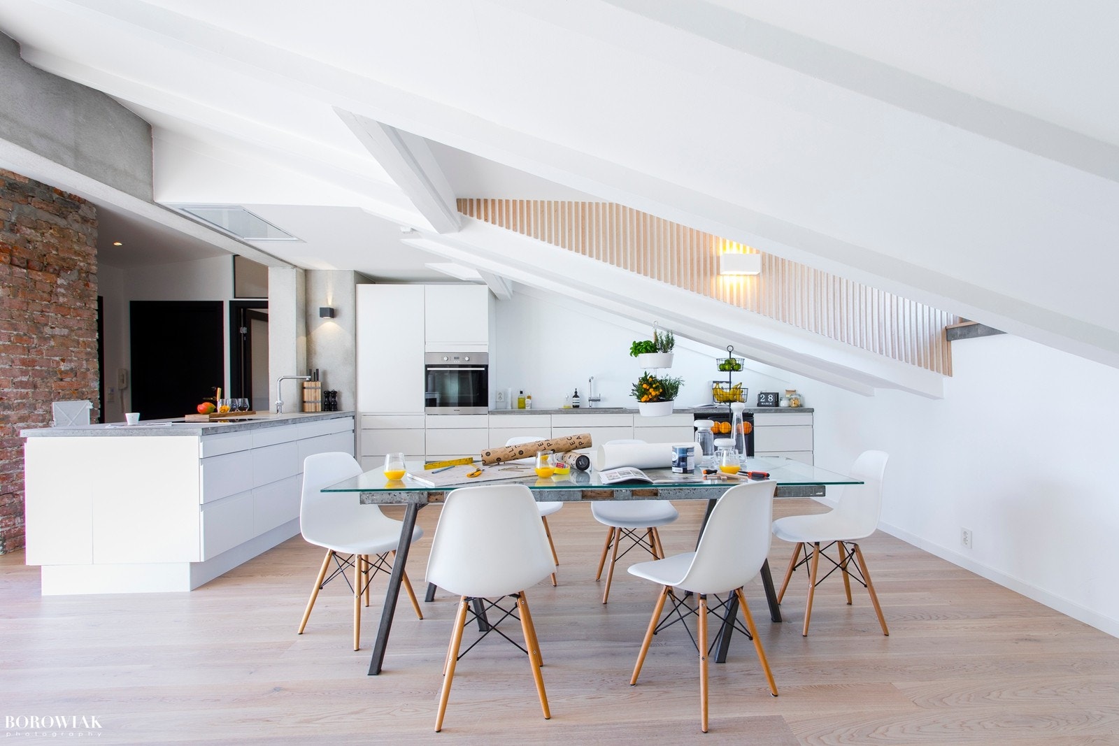 Arealeffektivt kjøkken med romslig kjøkkenøy, takventilator med fjernstyrt betjening. Galleribilde