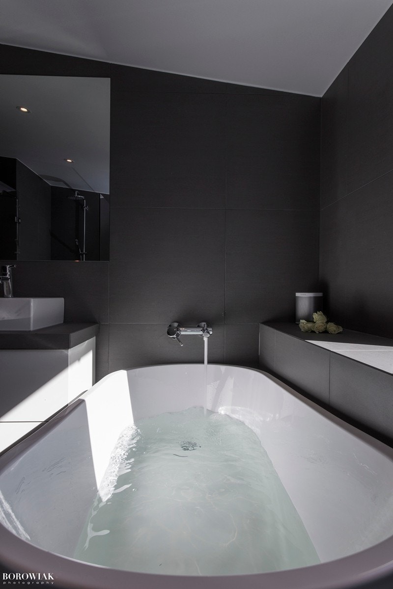 Lekkert flislagt bad med badekar med Grohe blandebatteri Galleribilde