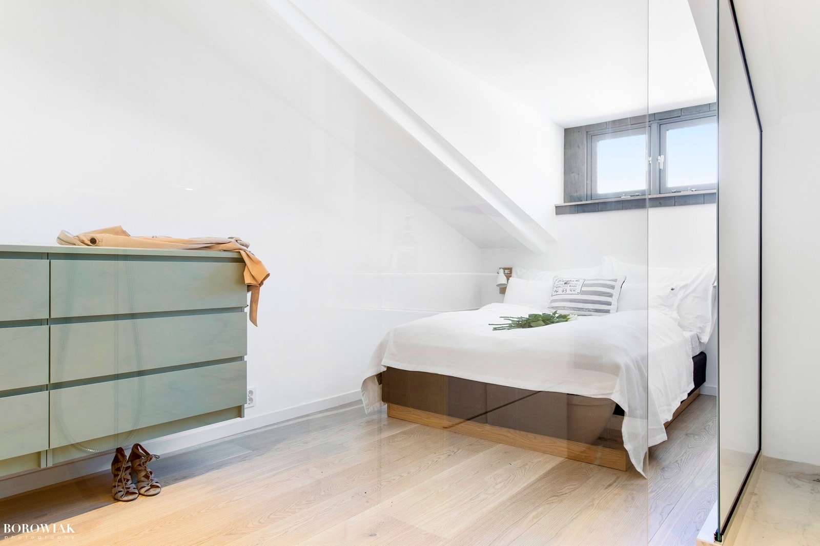 Romslig hovedsoverom med privat bad og funksjonibel garderobe. God plass til dobbeltseng. Galleribilde