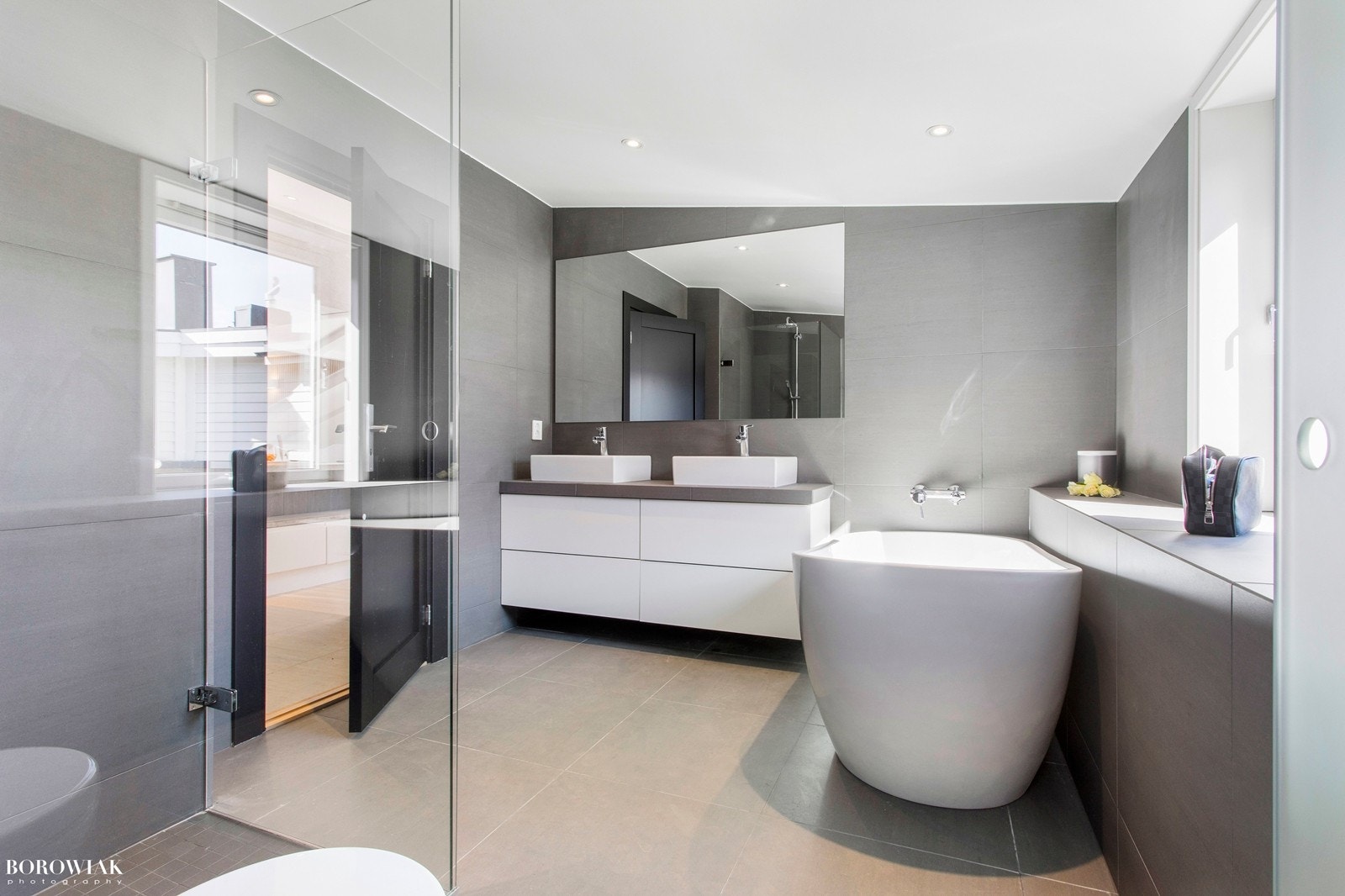 Delikat flislagt bad med badekar Galleribilde