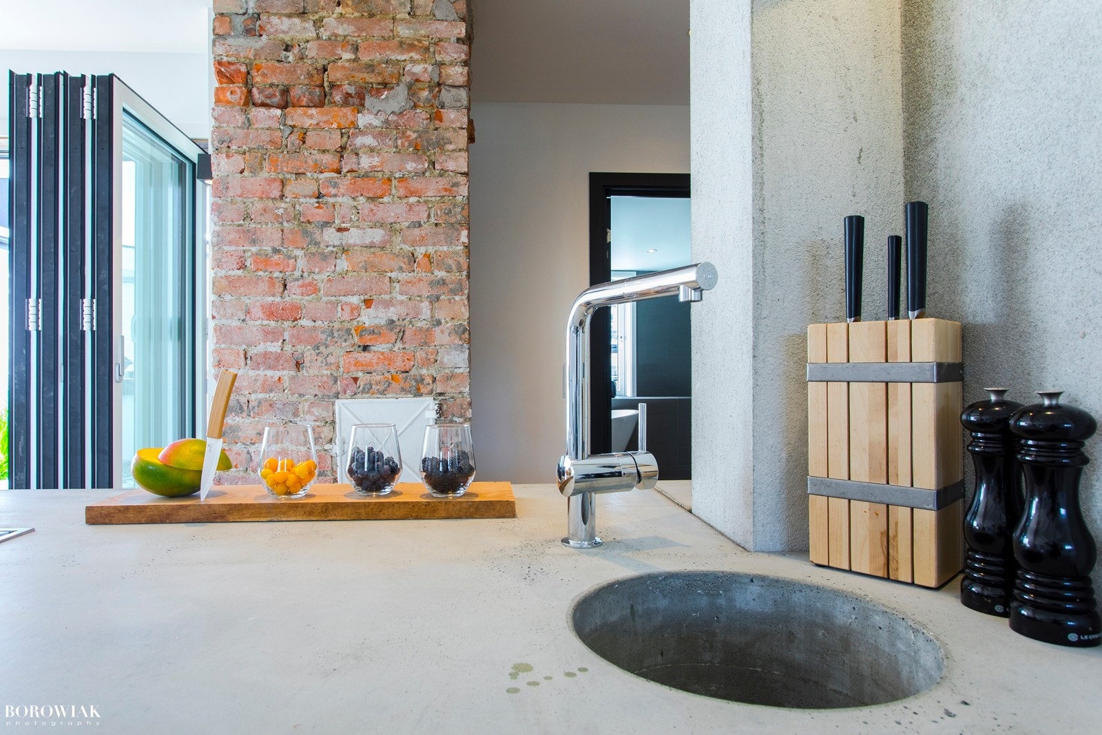 Kjøkkenet har to vasker: en rund betongvask, samt en stål oppvaskkum. Galleribilde