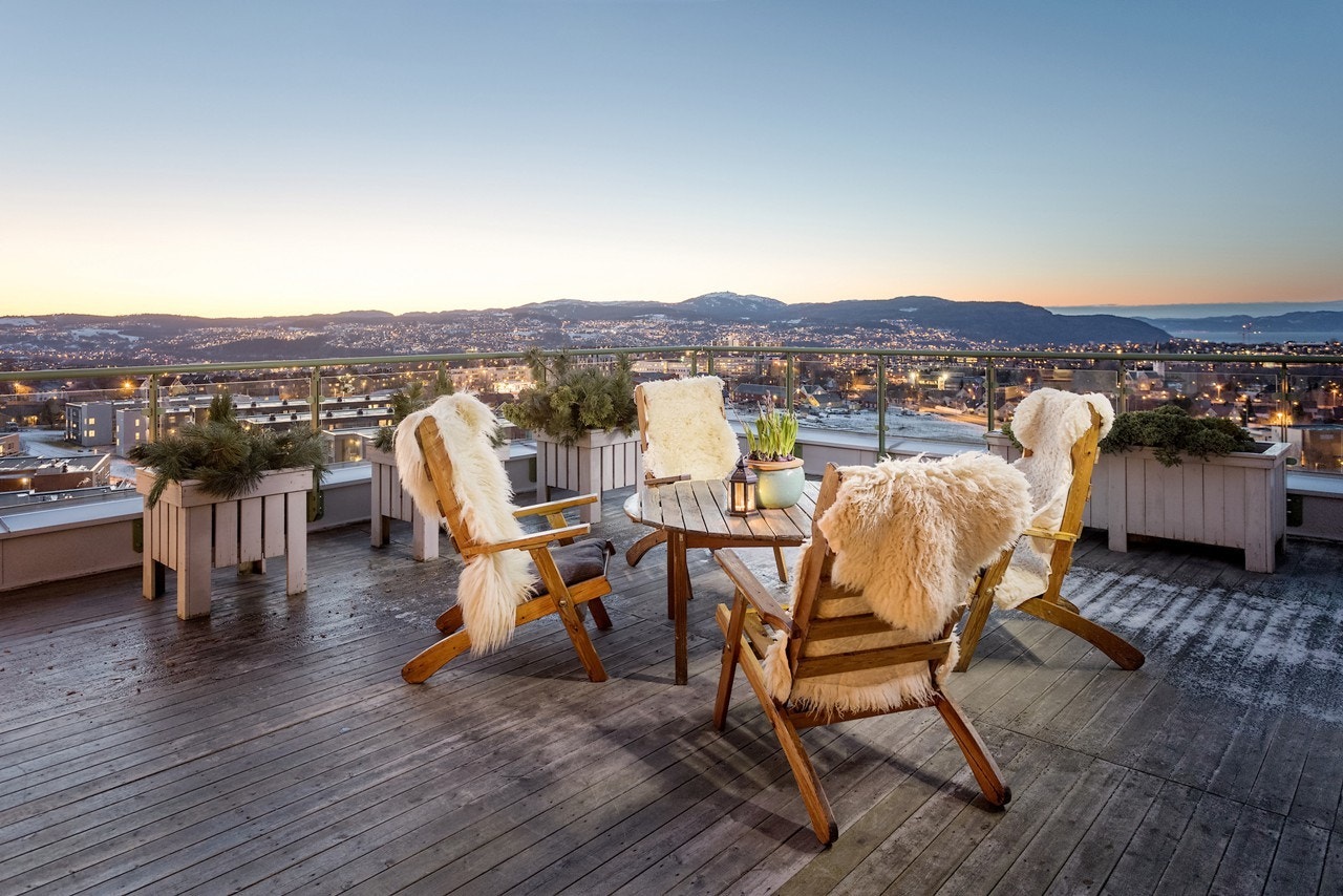 Unik terrasse med panoramautsikt over byen og fjorden Galleribilde