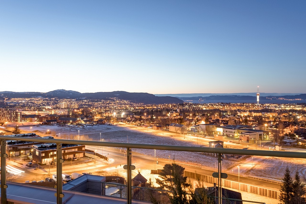 Herlig kveldsutsikt mot byen Galleribilde