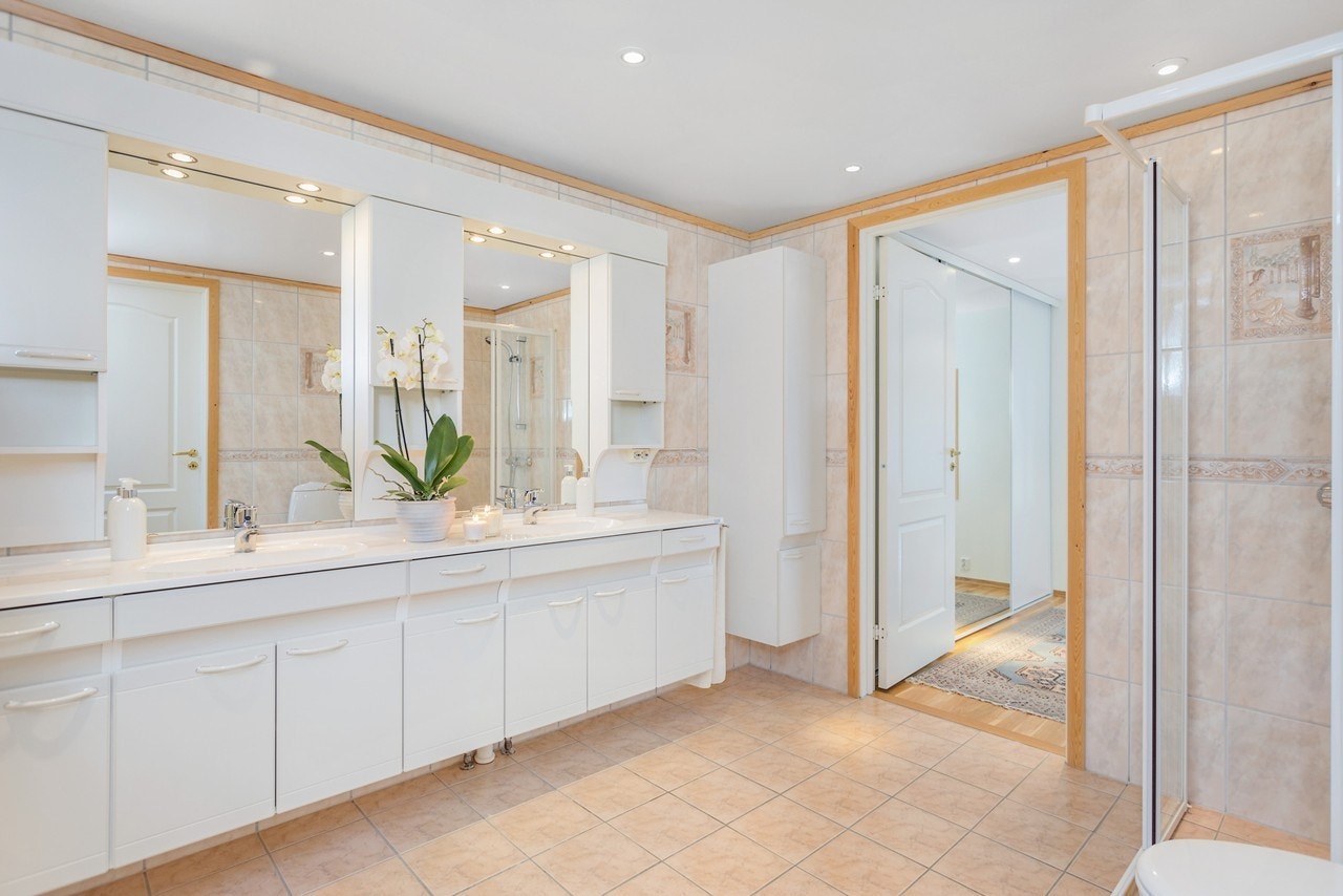 Badet har en lys og fin innredning, med downlights i himling. Galleribilde