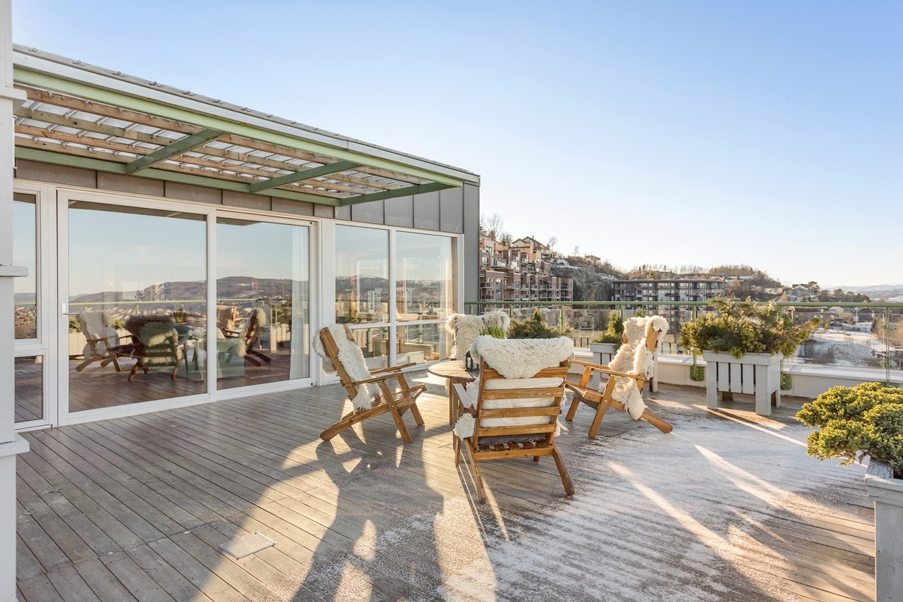 Romslig terrasse med fantastislk utsikt i mange retninger Galleribilde