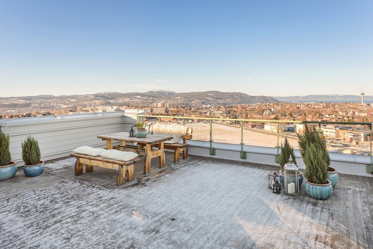 Terrasse med utsikt mot byen og fjorden Galleribilde