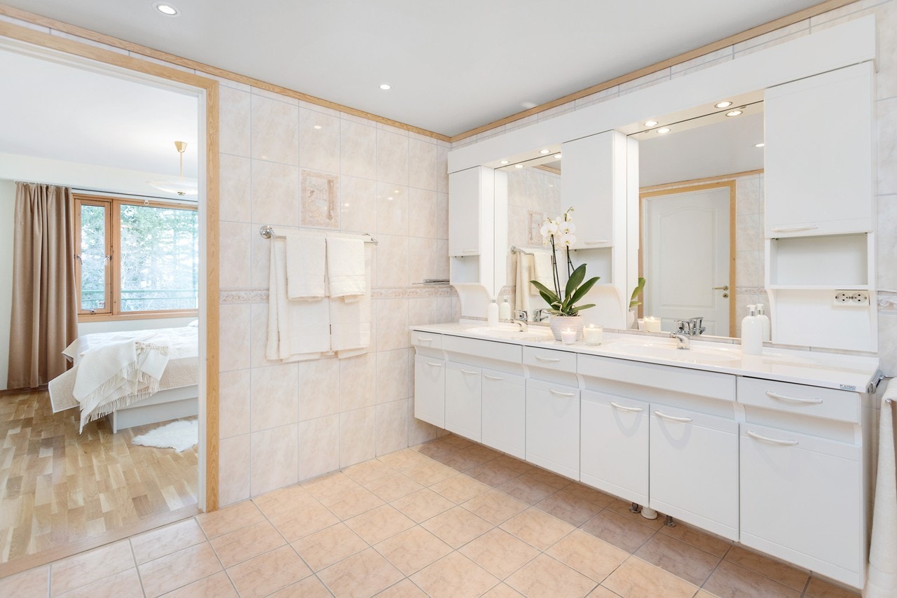 Flislagt bad med god skapplass. Galleribilde