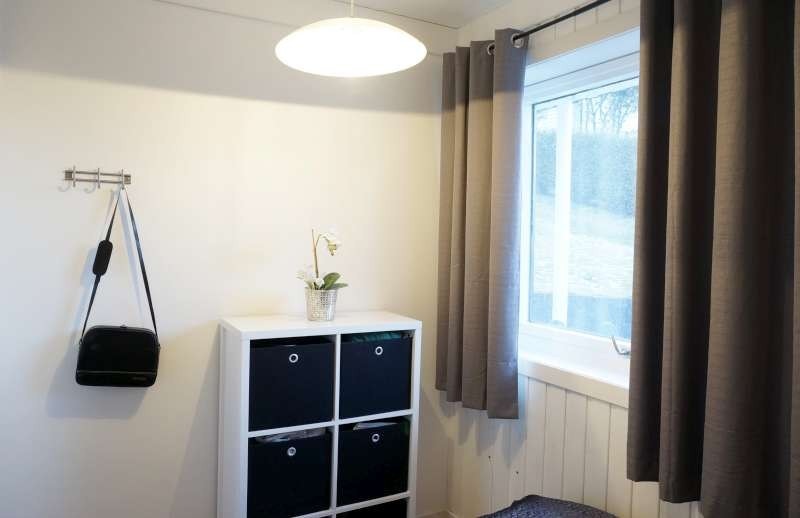 Soverom vindu og kommode Galleribilde