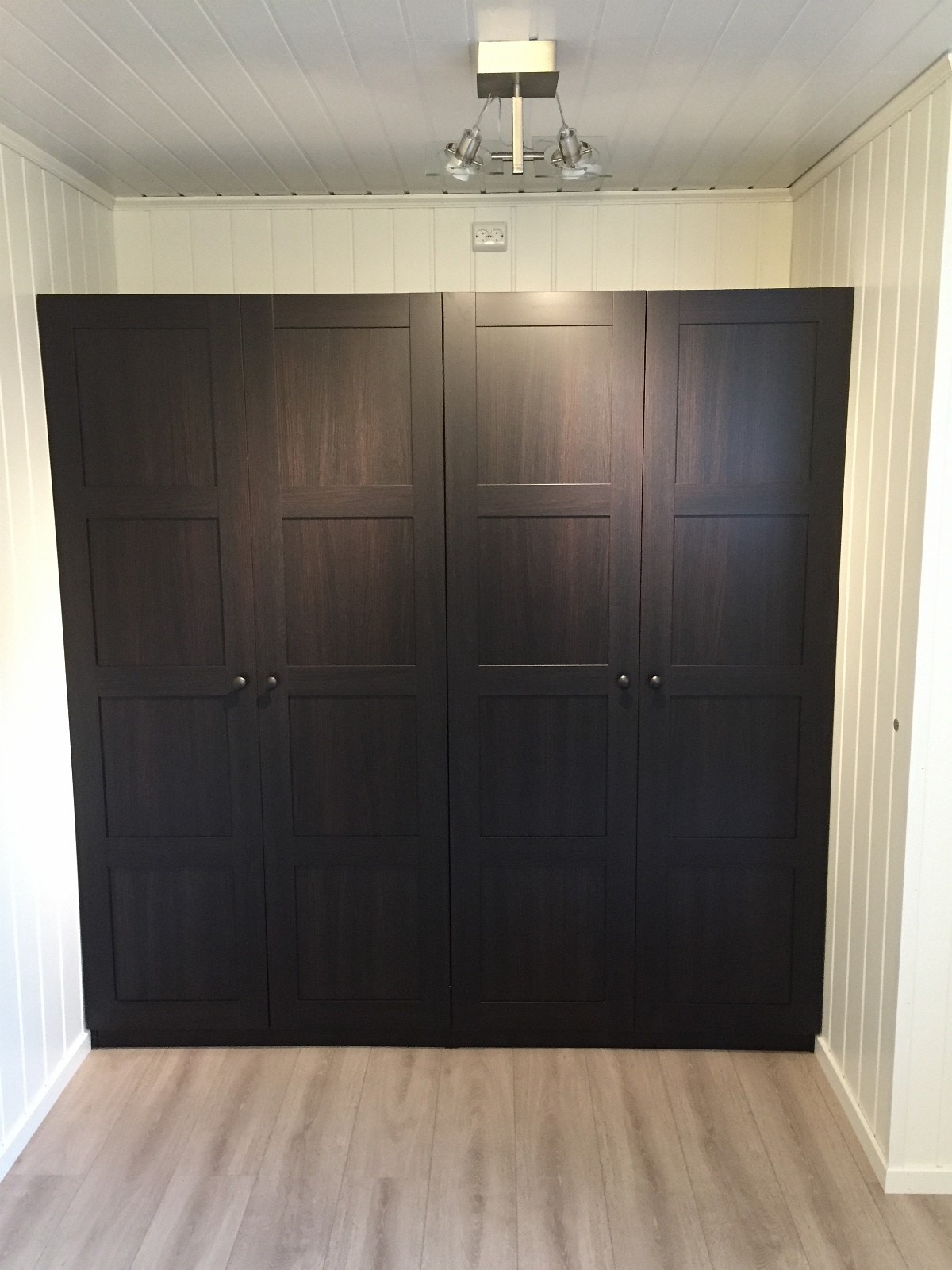 Soverom m garderobe Galleribilde