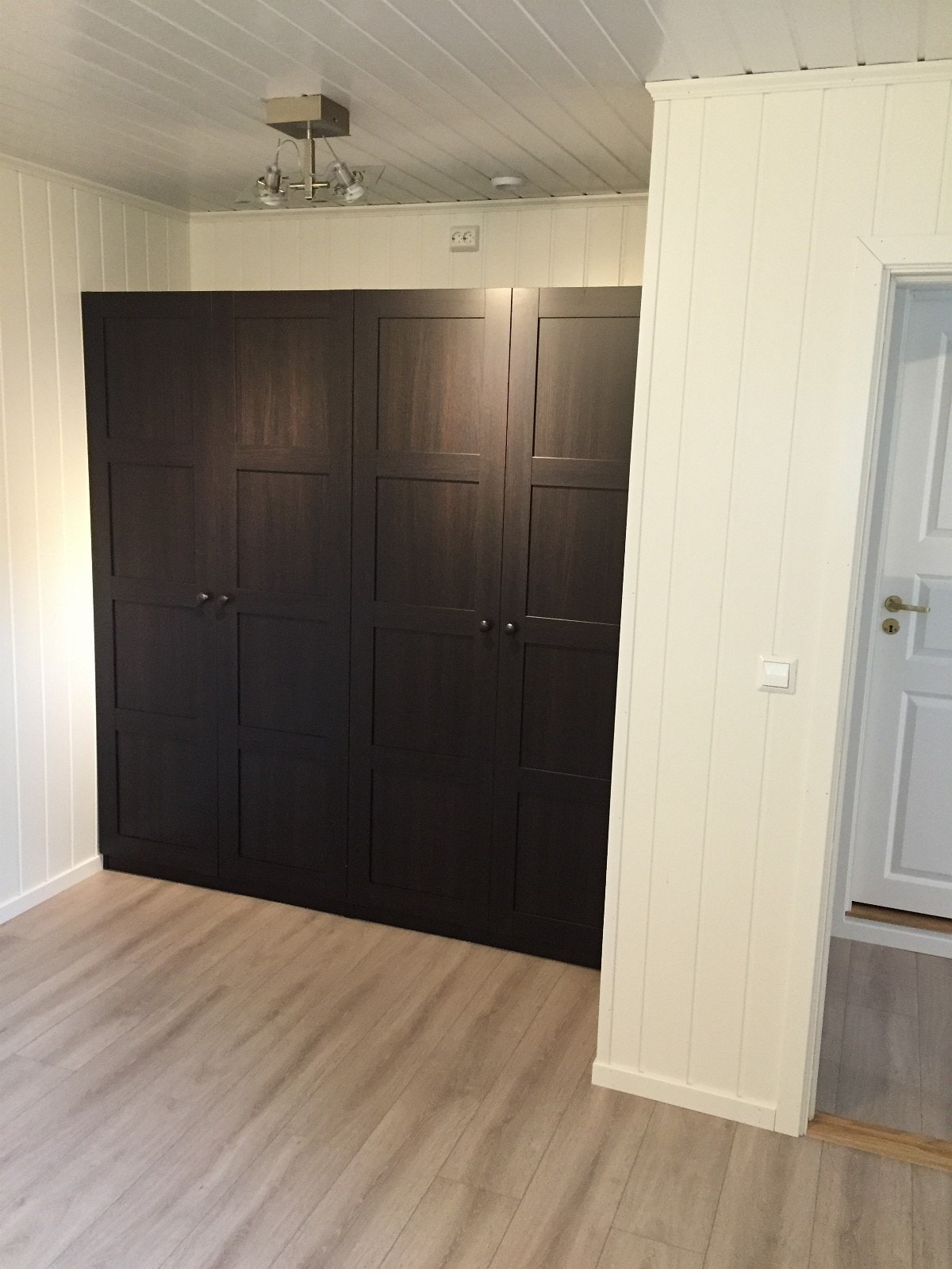 Soverom m garderobe Galleribilde