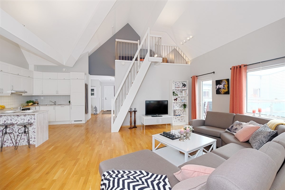 Stue med åpen himling og en spektakulær takhøyde på hele 5,8 meter på det høyeste. Galleribilde