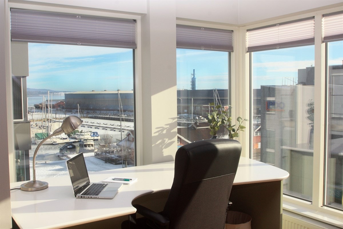 Det er montert praktiske persienner på vinduene Galleribilde