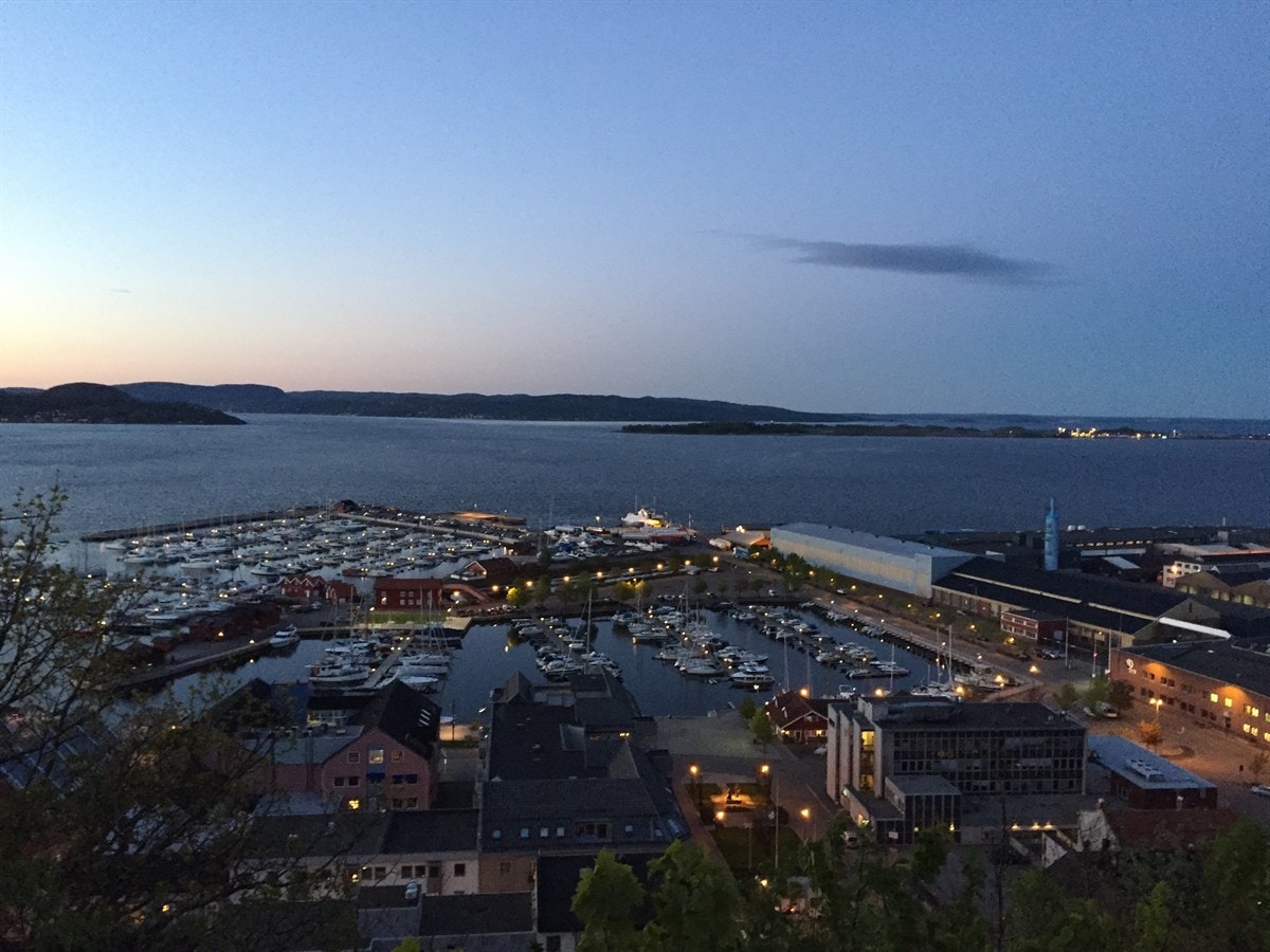 Holmestrand by en sen sommerkveld Galleribilde
