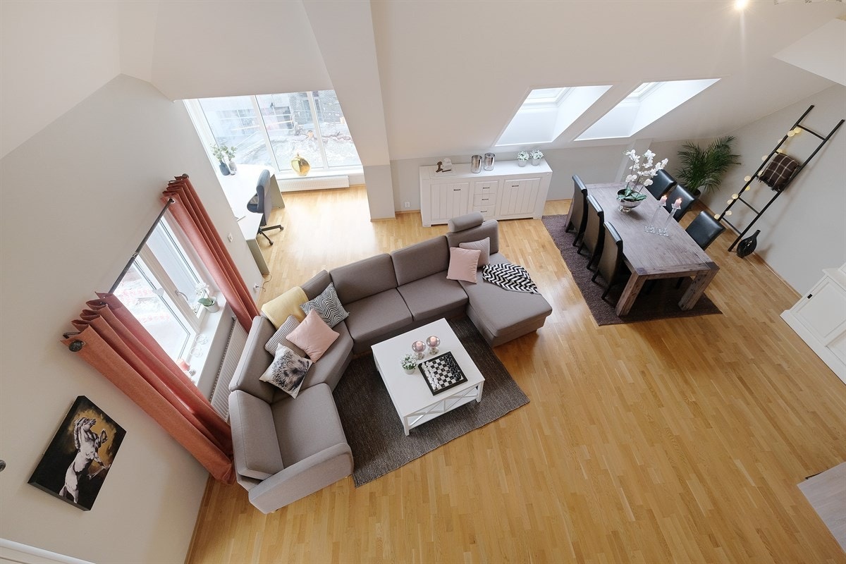 Her ser vi fra hemsen og ned mot stuen Galleribilde