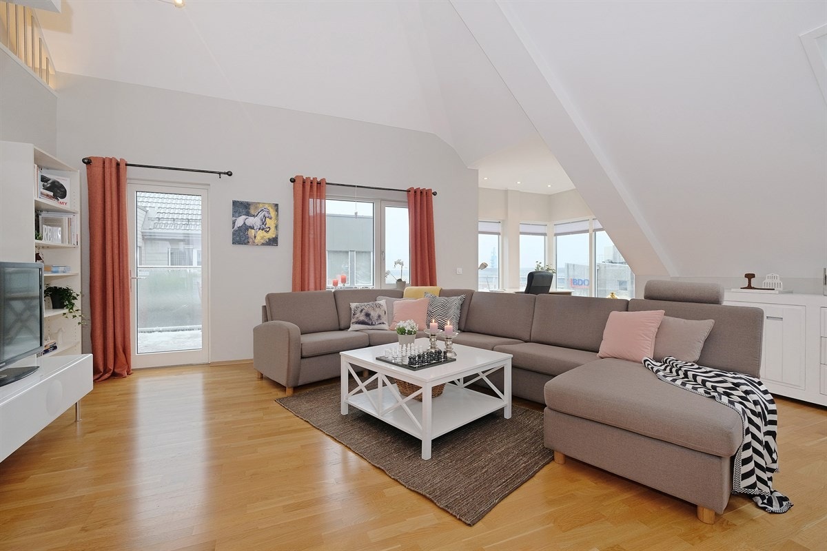 Lys og pen stue med utgang til balkong Galleribilde