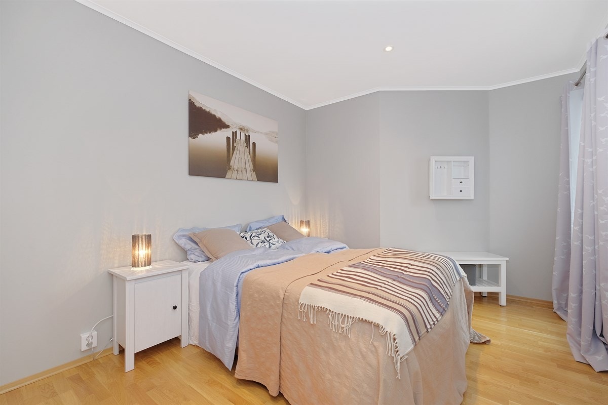 Hovedsoverommet er romslig og har plass for dobbelseng og nattbord. Galleribilde