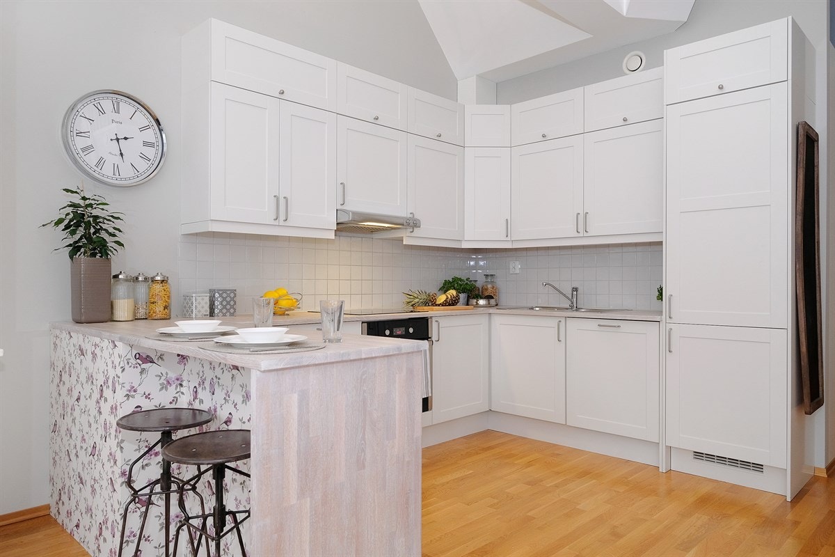 Kjøkkenbenk med barløsning - et fint sted for et glass med god drikke mens man holder "kokken" med selskap. Galleribilde