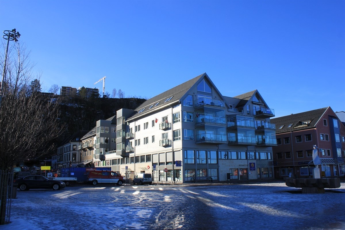 Fasaden sett fra brygga og havna Galleribilde