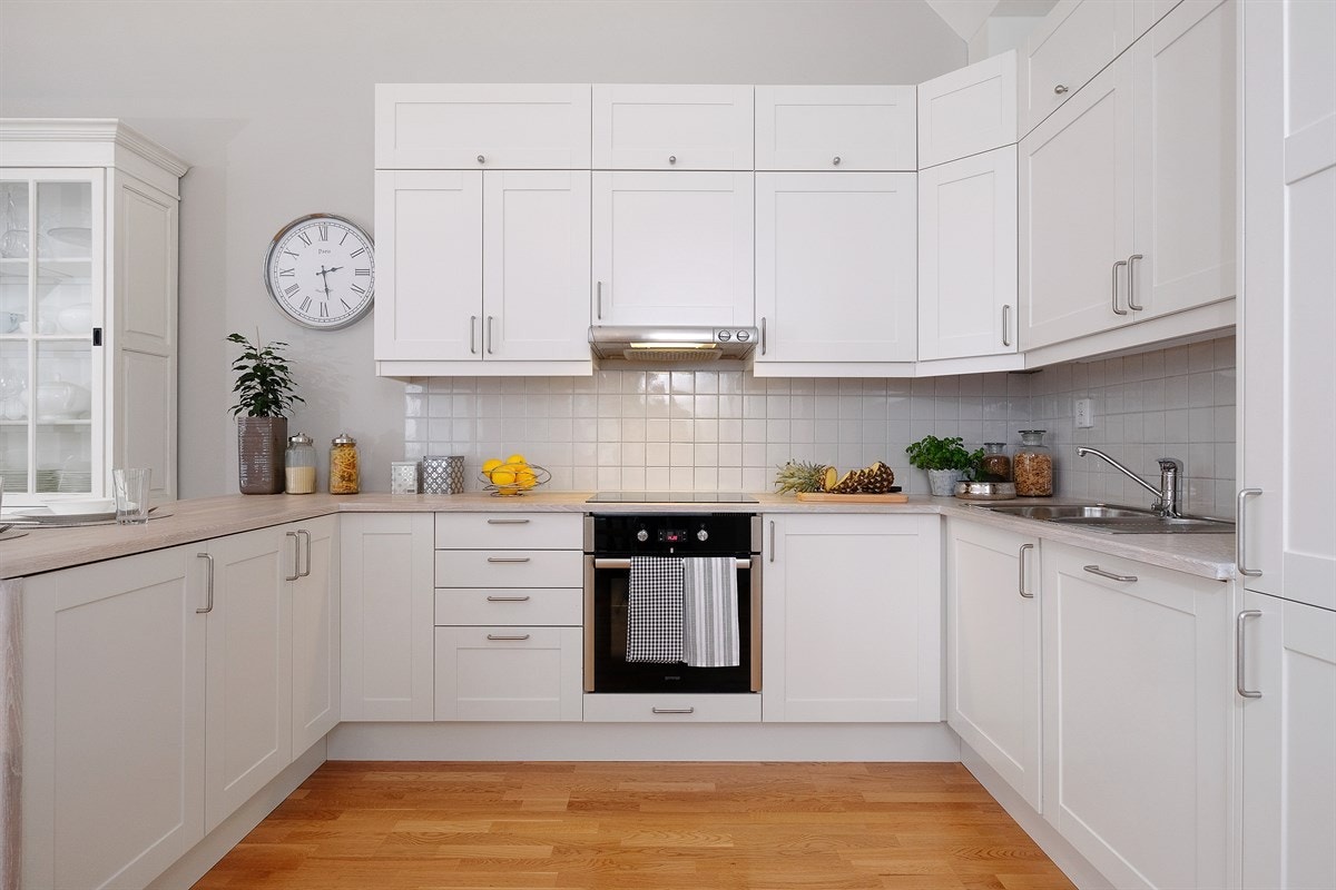 Det er integrert komfyr, induksjonstopp, oppvaskmaskin og kjøl-/fryseskap. Galleribilde