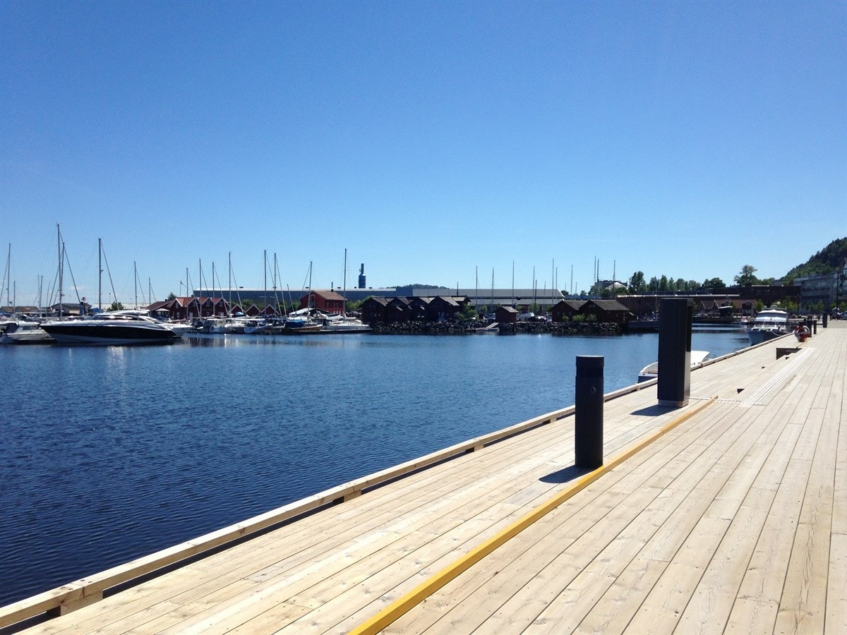 Byen er kjent for sitt idylliske båt- og bryggeliv Galleribilde