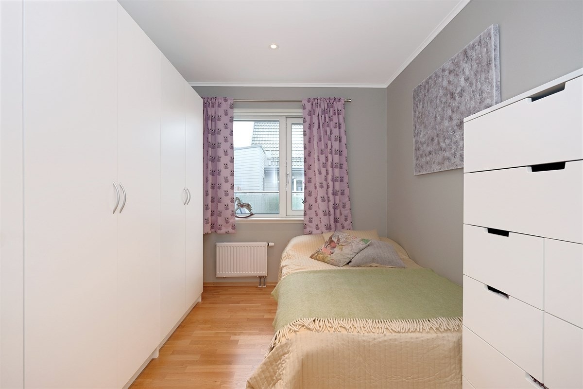 Soverom nr. 2 har godt med skapplass Galleribilde