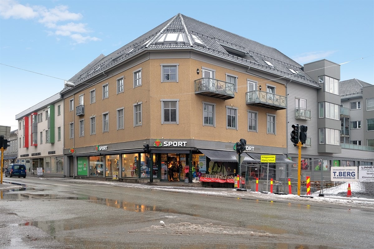 Da avslutter vi med et fasadebilde sett fra Langgaten - hovedinngangen ligger til venstre i bildet. Galleribilde