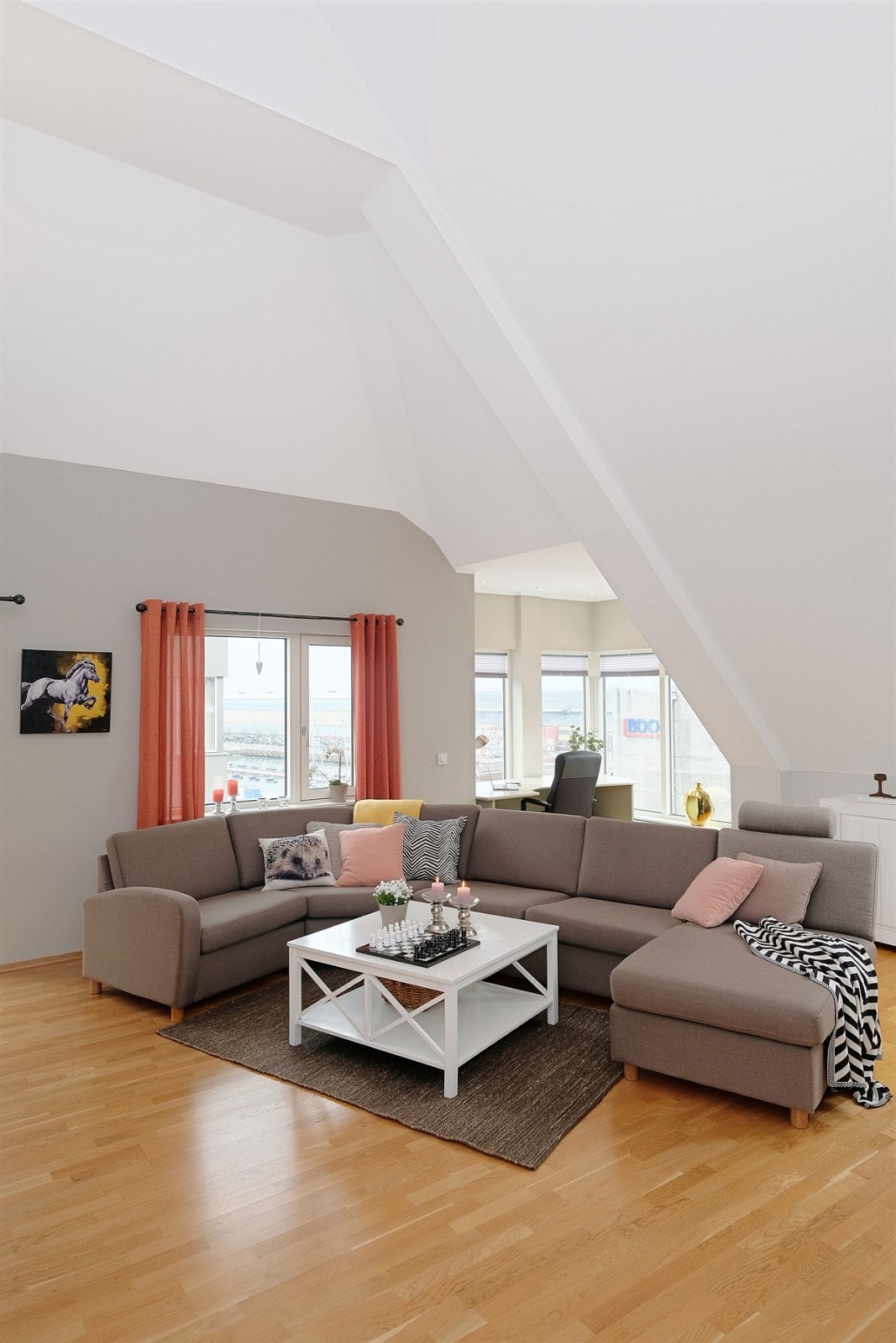 Den spennende karnappen er strategisk plassert mot øst med store vindusflater slik at utsikten mot Havneområdet kommer til sin rett Galleribilde