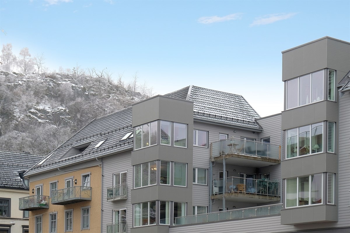 Leiligheten ligger midt i bildet. Balkongen som tilhører leiligheten ligger øverst til høyre Galleribilde