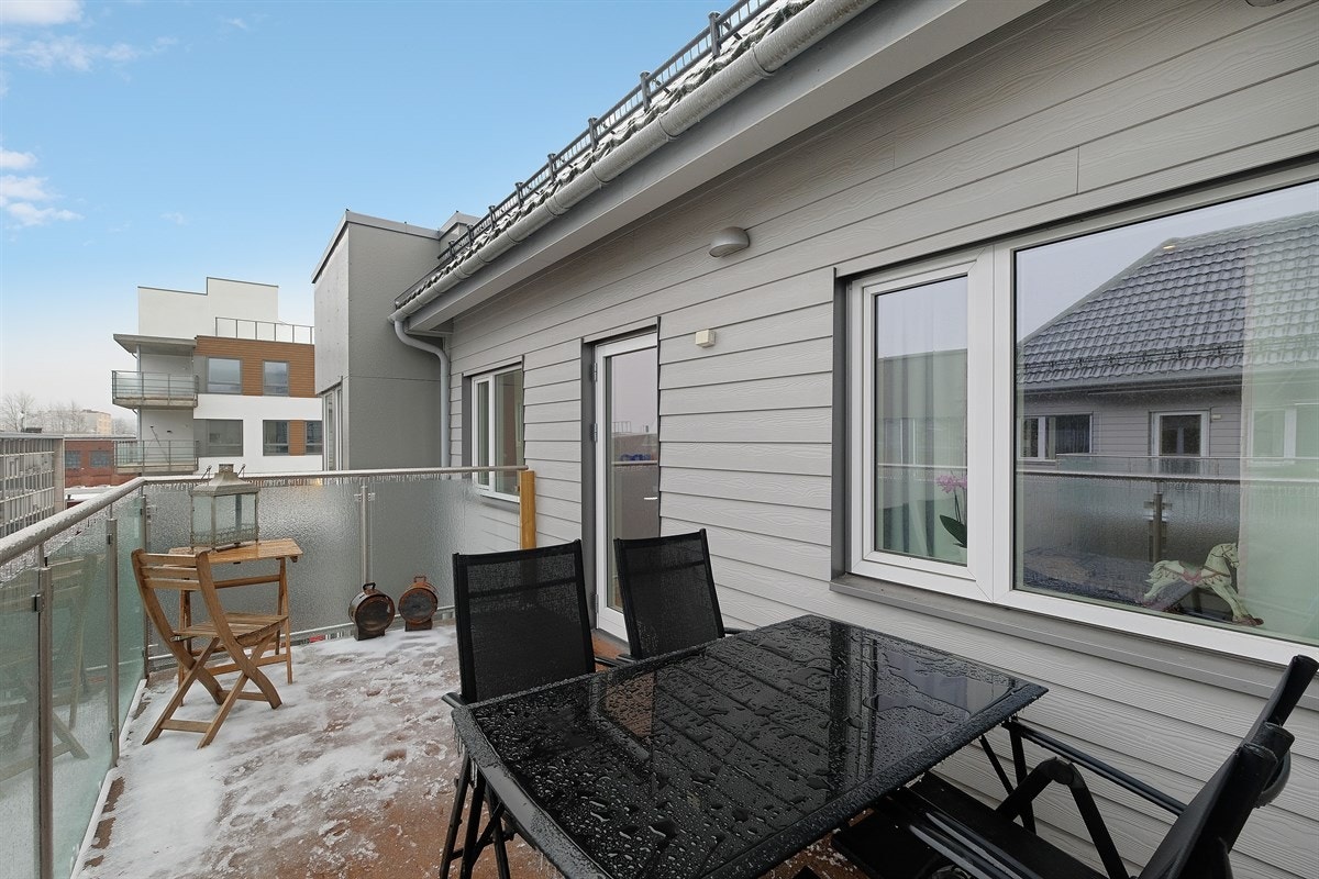 Balkong med glassrekkverk og plass for utemøbler Galleribilde