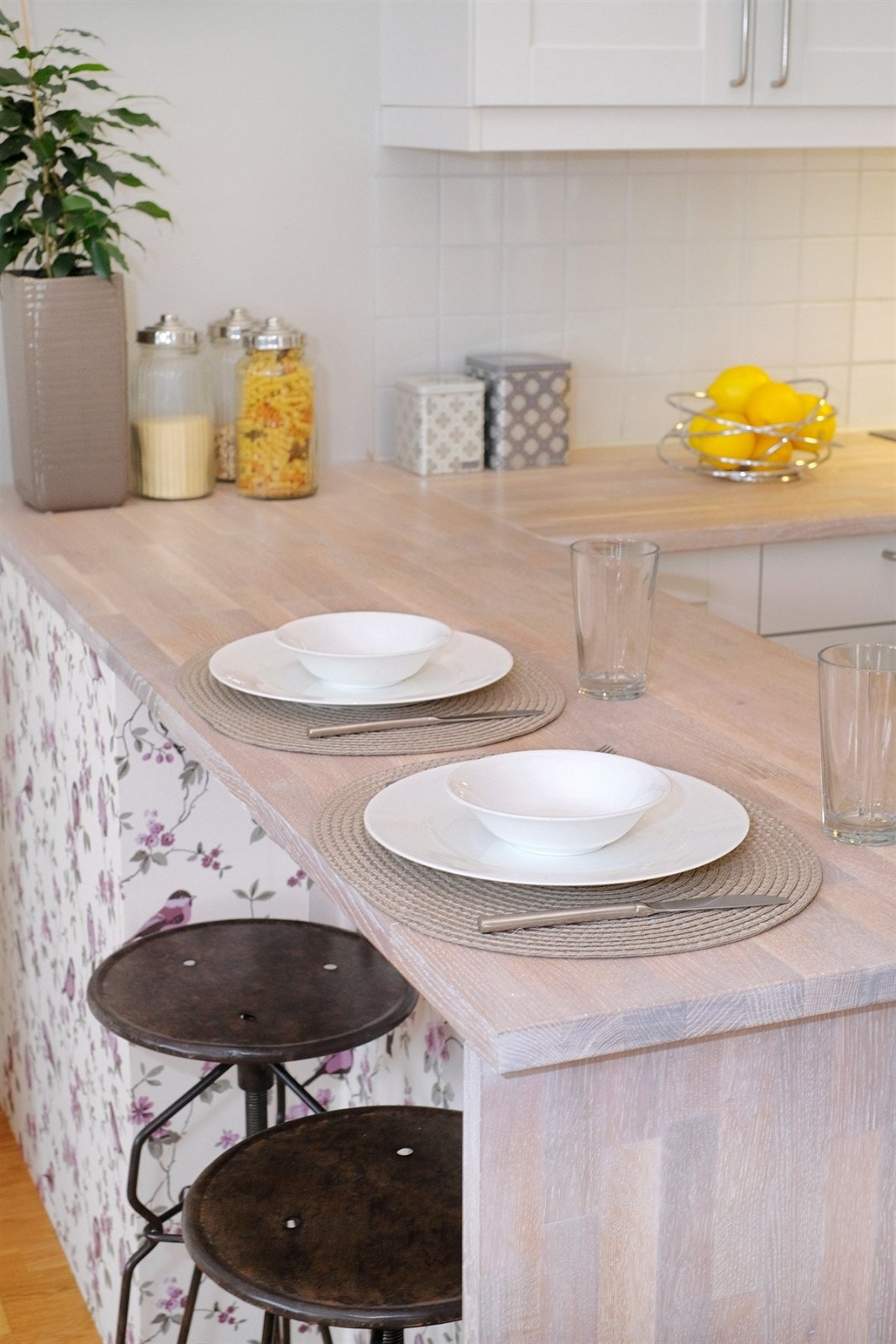 Heltre benkeplate og fliser mellom over- og underskap Galleribilde