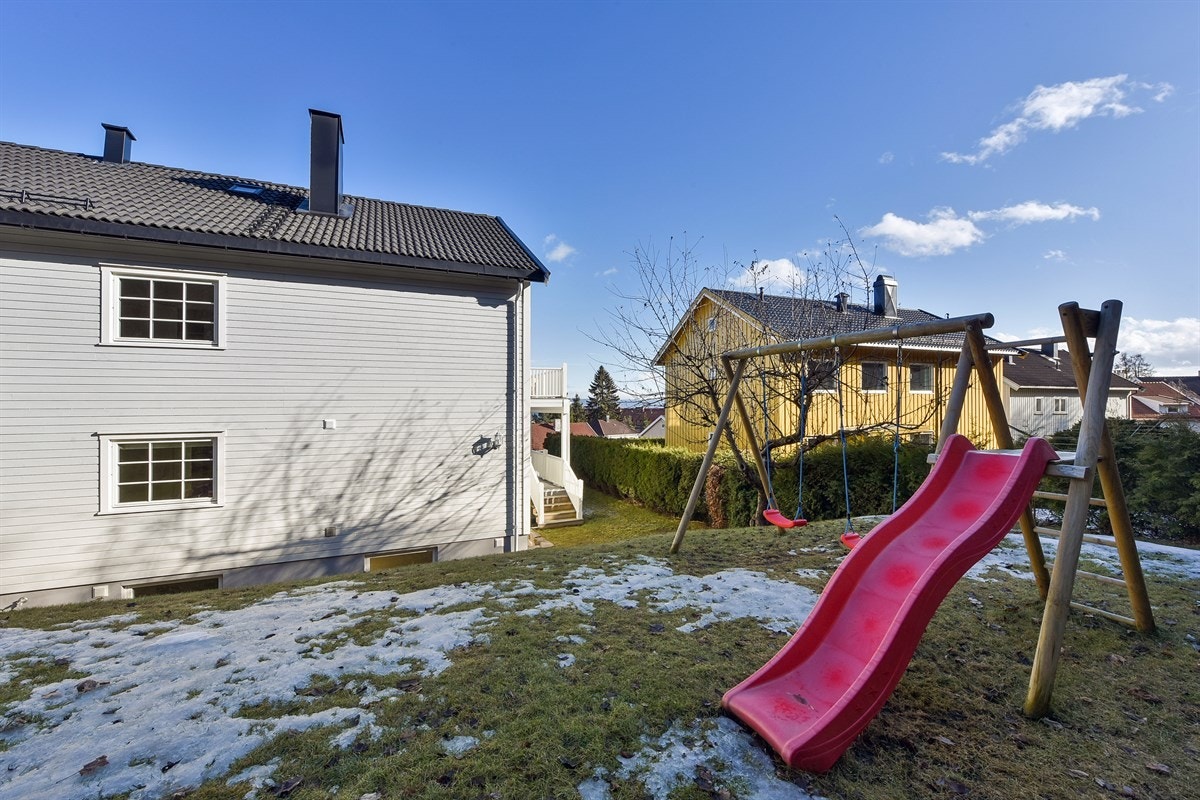 På baksiden av boligen er hagen spesielt skjermet og har fine arealer for lek og moro. Galleribilde