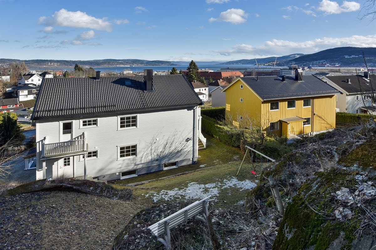 Baksiden overtar solen og har den frem til ca. kl. 20.00 midtsommers. Galleribilde