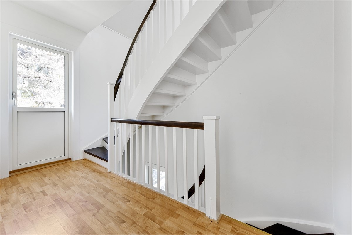 Trapperom på utsiden av utleiedelen i andre etasje. Trappen fører videre opp til innredet loft og ned til hoveddelen i første etasje. Galleribilde