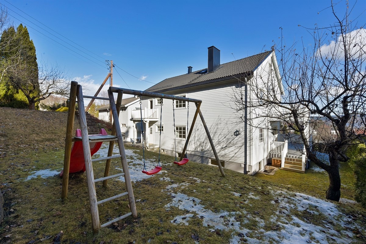 Utleiedel med mulige leieinntekter på kr. 15 000,- per mnd, samt innredet loft. Galleribilde