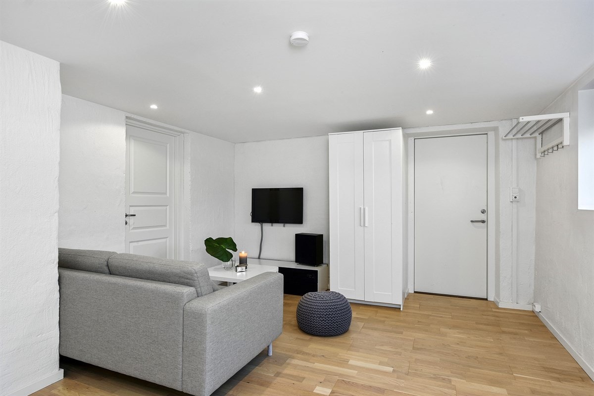 Rommet har parkett, gulvvarme, downlights og vindu. Galleribilde