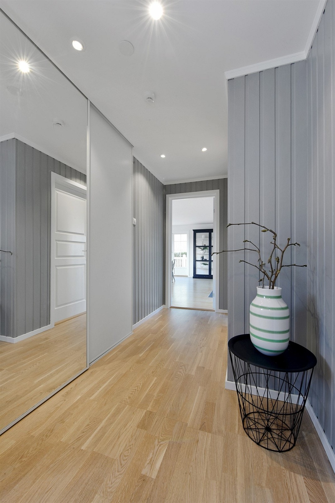 Gangen inn til hoveddelen har downlights, samt stor skyvedørsgarderobe med plass til sko og heng. Galleribilde