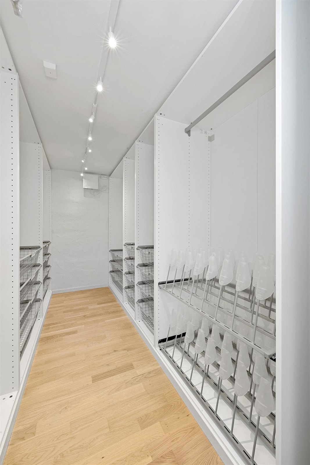 Garderoberom i underetasjen. Galleribilde