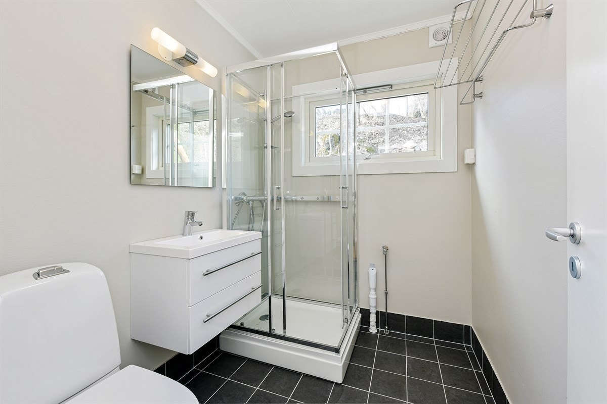 Badet i utleiedelen er moderisert i 2017 og er delikat innredet. Galleribilde