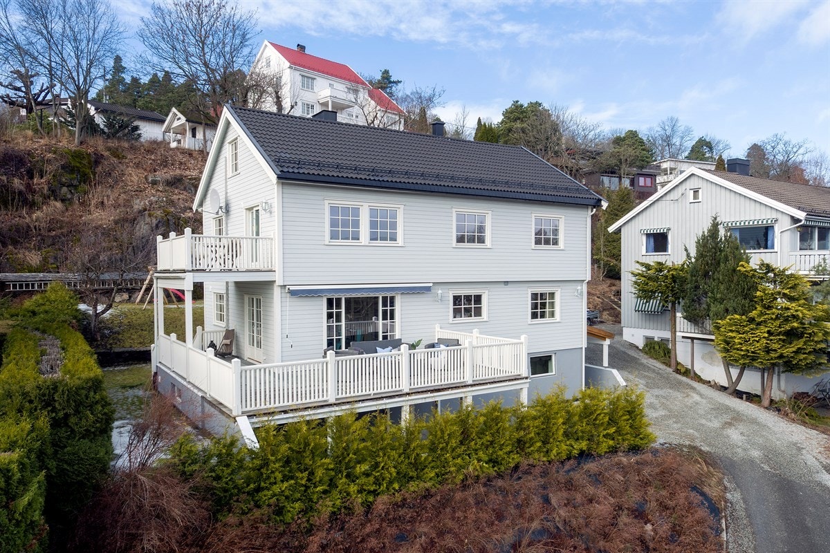 Privatmegleren ved John Granly Steen og Katrine Sunde har gleden av å presentere denne betydelige oppgraderte hele tomannsboligen over 4 plan beliggende på Nedre Toppenhaug i Drammen kommune. Galleribilde