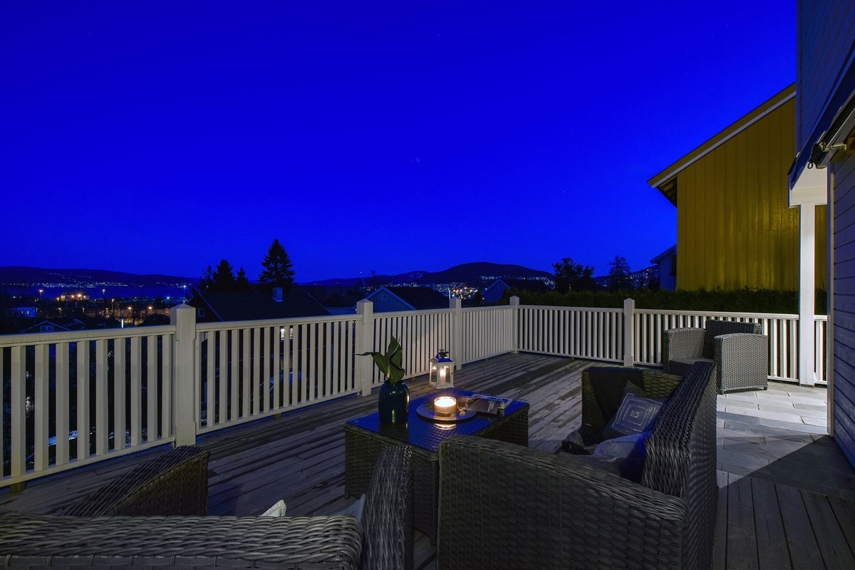 Hoveddelen har en flott terrasse med gode solforhold og en fantastisk utsikt. Galleribilde