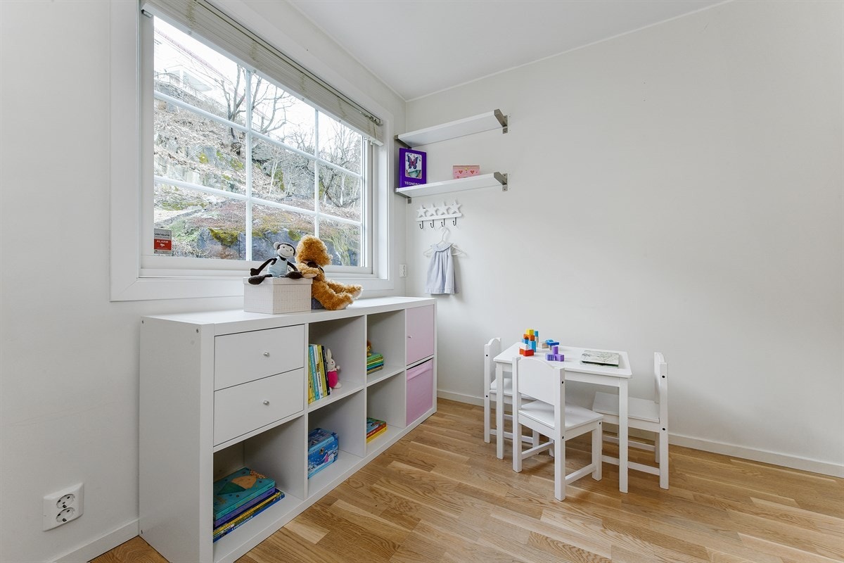 Soverom 2 i hoveddelen har skyvedørsgarderobe. Galleribilde