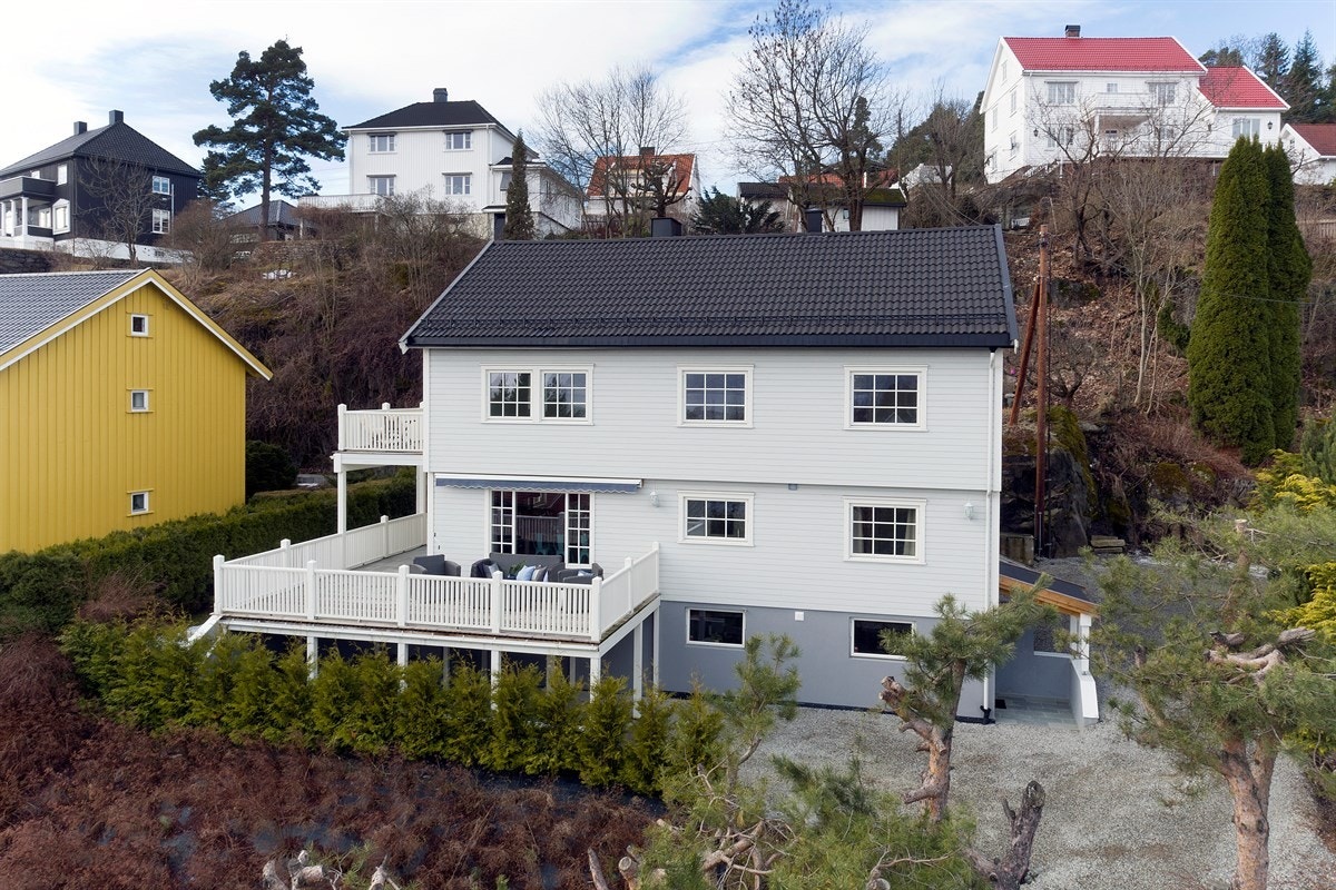 Det er parkering i carport og flere biloppstillingsplasser på gårdsplass. Galleribilde